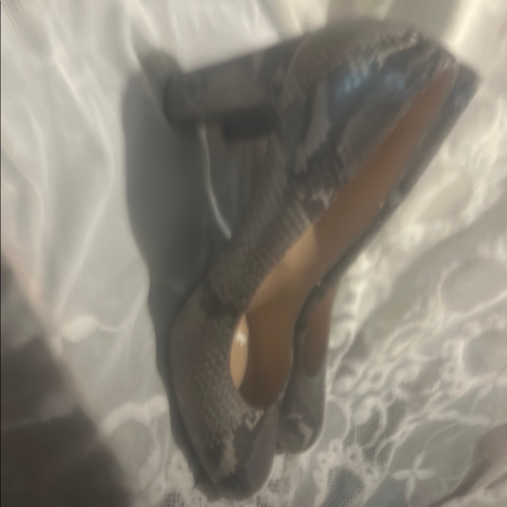 Elegant Gray Snakeskin-Print Pumps for Women - Picture 4 of 5